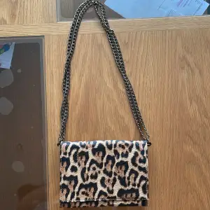 Väska i leopard design