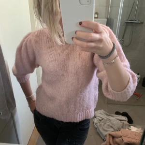 Stickad tröja  - Världens sötaste tröja!! Stickad ljusrosa med puffärmar🙌🏽🙌🏽från only 