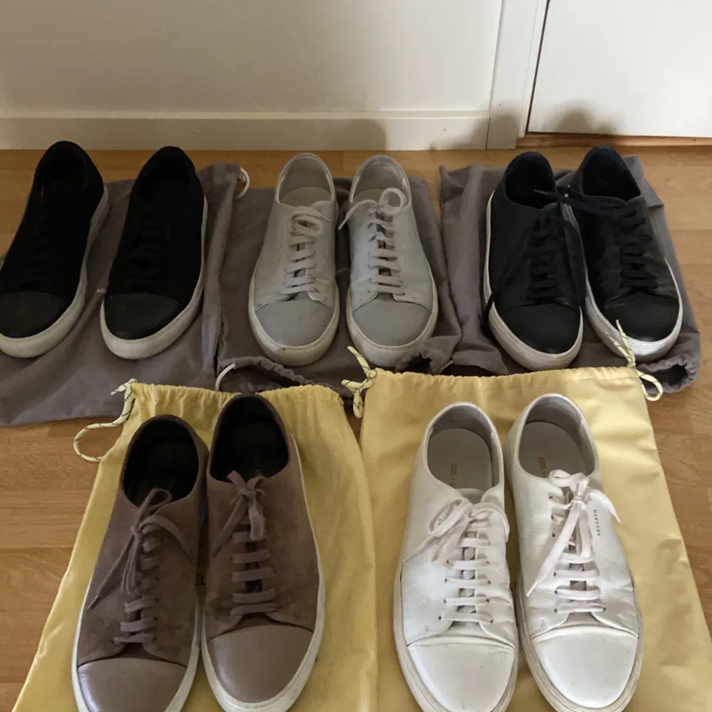 Tre skor är kvar , vita , begie och gråa. Jag säljer dom tre för tusen spänn. Skor.