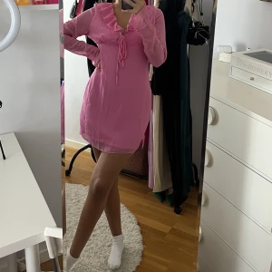 Rosa klänning - Klänning från Nelly, aldrig använd. Etikett finns kvar💗
