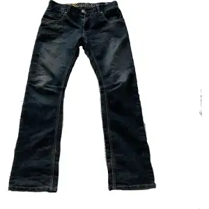 As feta jeans med tryck där bak, grym kvalitet o lite utsvävning längst ner ❤️
