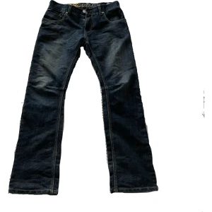 Jeans  - As feta jeans med tryck där bak, grym kvalitet o lite utsvävning längst ner ❤️
