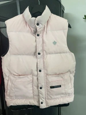 Canada goose väst - Hej! Jag säljer nu min canada goose väst för att den inte kommer till användning längre. Cond8/10