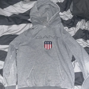 Säljer min gant hoddi för 130kr sönder vid armen men fin endå  - Stl M i grå 