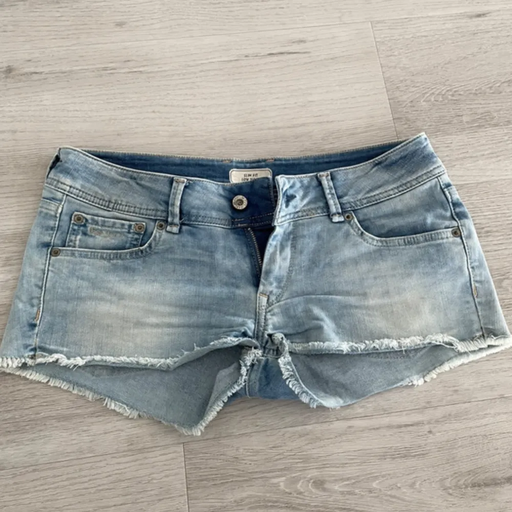 lågmidjade Pepe jeans shorts som säljs för att de var för stora på mig🫤midjemått: 81 cm. Shorts.