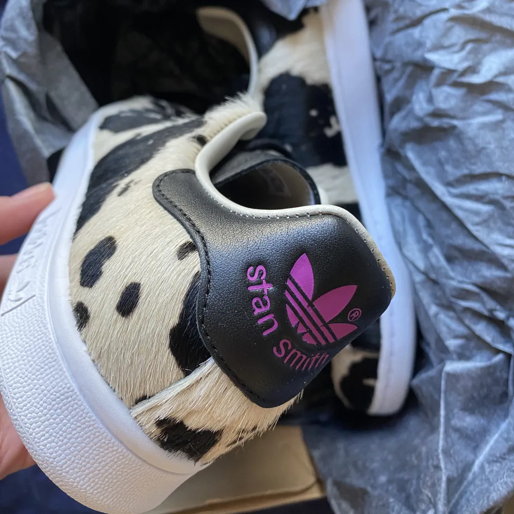 Limited edition stan Smith. Återförsäljar pris 1800:-. Mitt pris är ej förhandlingsbart. Aldrig använda, säljer för att de är förstora . Skor.