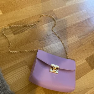 Lila väska - Nyskick💕 kedjan går att justera längden på🌷
