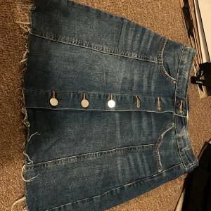 Tight jeans kjol  - Tight kjol i nyskick. Använt 1 gång förut och passar mig inte längre 