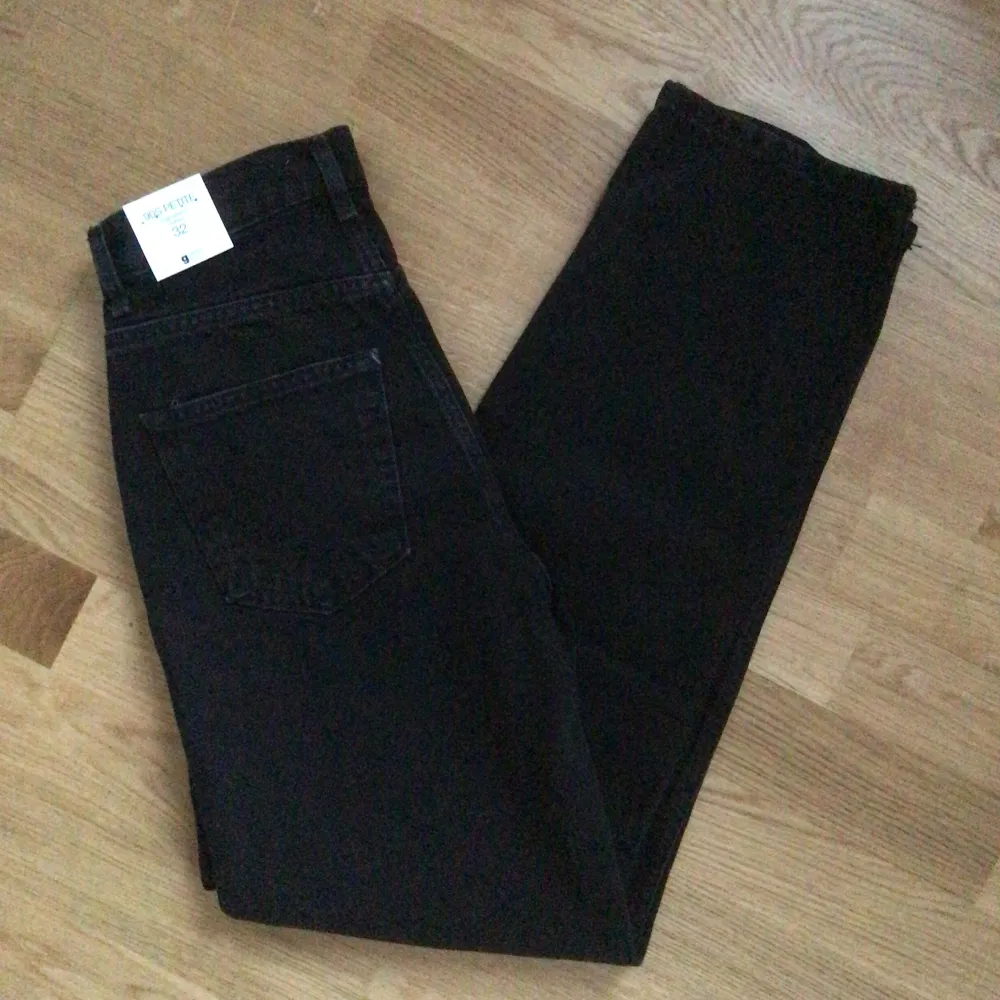 Säljer dessa svarta jeans från Gina tricot då de inte har kommit till användning. Dem är helt oanvända och har kvar lappen. . Jeans & Byxor.