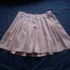 Plisserad kort kjol jag köpte på dogdog 2019, tar emot att sälja denna favorit men har kommer inte till användning längre. står L men passar S/M