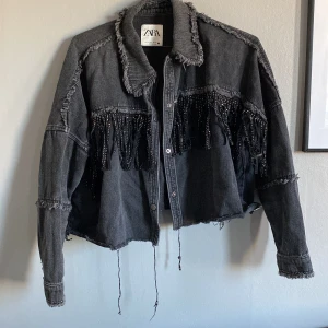 Zara jacka  - Min favorit jacka förr men har inte samma stil längre så säljer nu