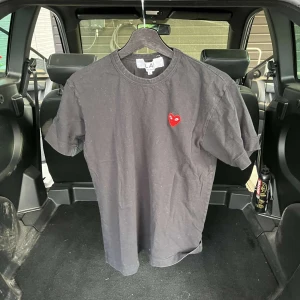 Comme de garçons tshirt - Comme de garçons tshirt Nytt pris: 1300kr Mitt pris: 650kr Skick: 6/10 Storlek: L Färg: Svart 