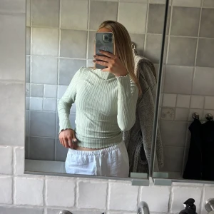 Ljusgrön topp - Säljer denna fina toppen som är i en svag ljusgrön färg. Aldrig använd, storlek Xs