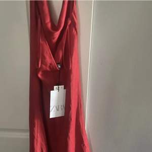 Röd satinklänning från Zara, med öppen rygg. Med prislappar kvar🫶🏽