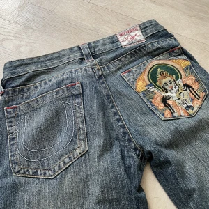 Lågmidjade true religion jeans - Ett par feta true religion jeans. Dm för bud.