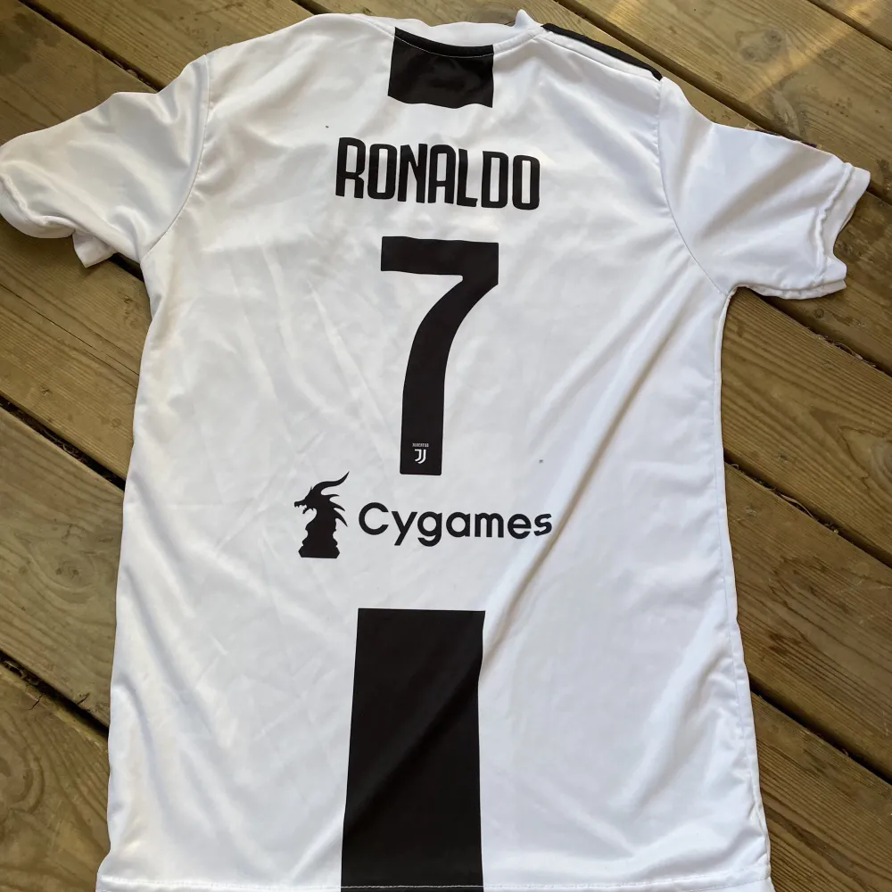 Adidas Juventus ronaldo fotbollströja. Dm för bud. T-shirts.