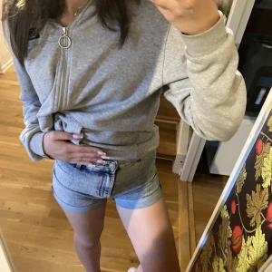 Shorts  - Grå/blåa högmidjade shorts, säljer pga storleken. Passar perfekt nu till sommaren!✨ Köparen får själv betala frakt🦋.