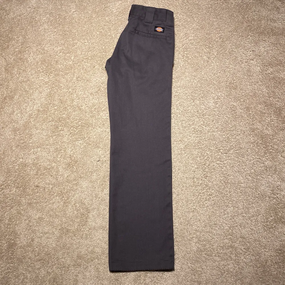 Skit snygga Lågmidjade kostymbyxor från dickies. Midjemåttet är 76cm, längden i benen är 78cm och den totala längden från midjan och ner är 97cm:). Jeans & Byxor.