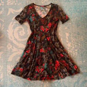 Klänning - Mönstrad kort klänning från Indiska. Jättebra skick men tyvärr för liten för mig.