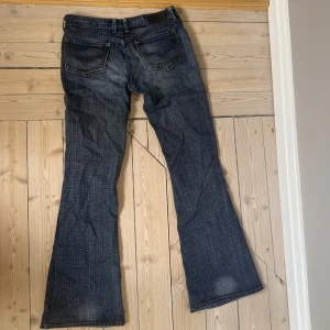Lågmidjade jeans - Galet snygga lågmidjade Levisjeans i modellen Flare, en bootcutmodell. Perfekt skick bortsett från blekning vid beslutets baksida (se bild). Långa i benen, midjan passar för S-M. Skriv för mått!❤️  Kolla gärna in alla mina andra jeans!
