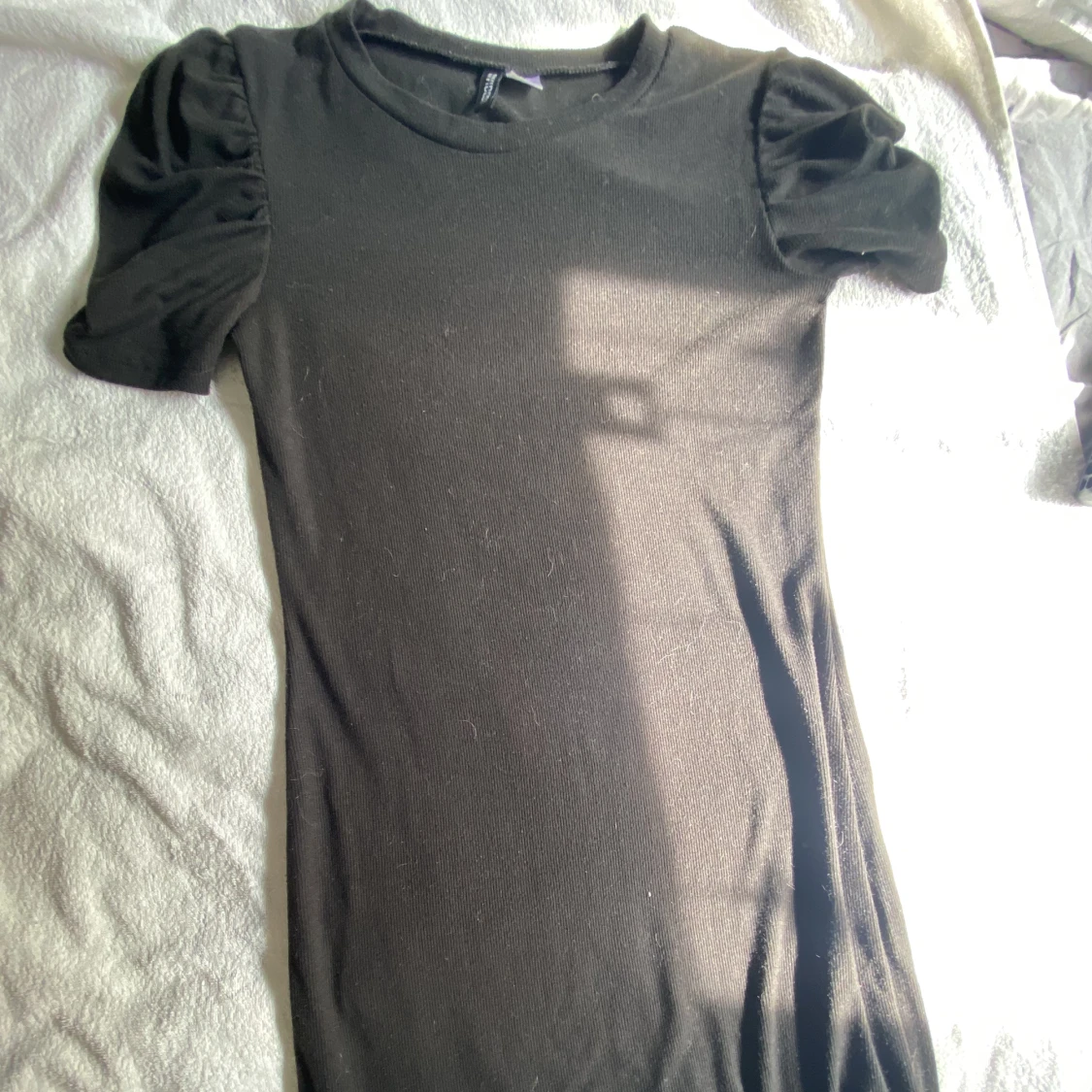 Klänning med puffärmar