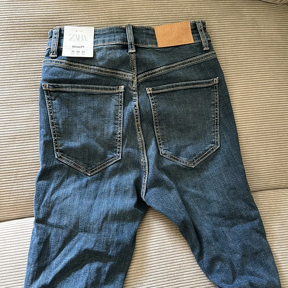 Oanvända jeans från Zara i storlek 34.. Jeans & Byxor.