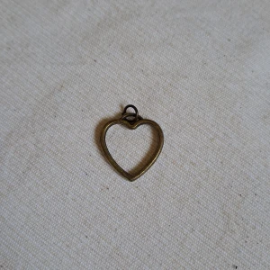 Hänge -  Kan posta med brev, skicka pm. 💖 Köparen står för frakten. Ansvarar inte för paketet under frakt. 
