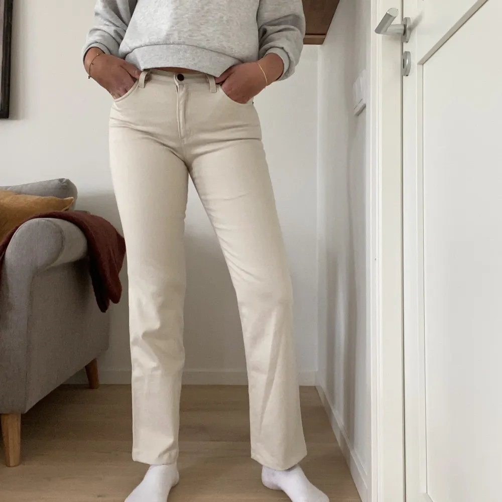 Så snygga beige Armani jeans i storlek S, säljer pga att dom är för små för mig 🙄 mycket bra skick! . Jeans & Byxor.