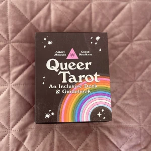 Queer Tarot - Tarotkort för queer. Väldigt bra kvalité och i fint skick!  Ursprungspris är 299kr