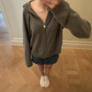 Kashmir zip-hoodie  - Säljer denna jätte sköna Kashmir zip-hoodien i en grå färg💖