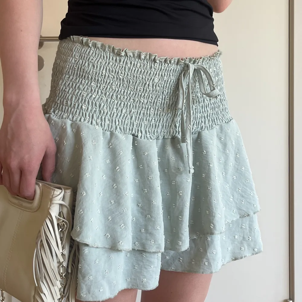 Säljer denna super fina kjol med inbyggda shorts. Vid frågor är det bara att höra av er, köparen står för frakten💕. Kjolar.