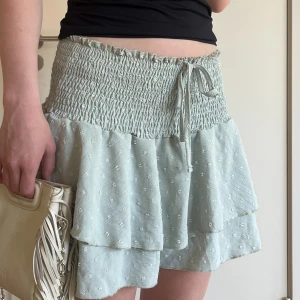 Grön kjol - Säljer denna super fina kjol med inbyggda shorts. Vid frågor är det bara att höra av er, köparen står för frakten💕
