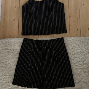 Randigt sett! - Randig sett i strl S/M, nyskick. Prislapp kvar på kjolen. 