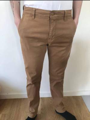 Chinos från levis, knappt använda. Standard taper fit.