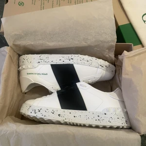 Helt nya Valentino Garvani skor (äkthetsbevis finns) - Skor, stl. 38,5 Helt nya Valentino Garvani skor Storlekt 38,5  I orginal kartong  Äkthetsbevis finns 