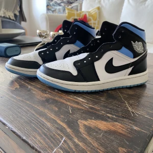 Nike Air Jordan 1 Mid - Jag säljer mina Jordans av anledning att jag inte använder de längre. Fortfarande mycket fräscha. Nya vita snören kommer till. Jag kan skicka fler bilder vid intresse. Orginalpris 2900