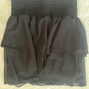 Chelsea kjol - Volangkjol som är köpt på chelsea för 450kr. Aldrig använd men lapparna sitter inte kvar 💓