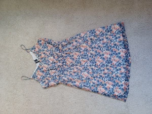 Söt sommarklänning - Blommig sommarklänning från Vero Moda. 