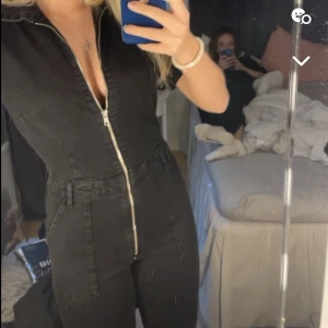 Mango jumpsuit  - Intressekoll på denna jeans dress från mango köpt för 699kr