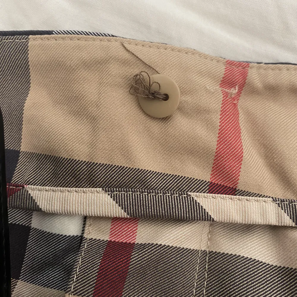 Burberry kjol i storlek 8 år. Passar mig som har xs men är kort. Fint skick. Knappen som finns på insidan är flyttad 🤍. Kjolar.