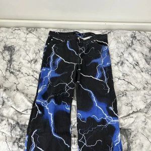 Jaded London Jeans - Säljer mina jeans från Jaded London då de inte passar längre. De är i helt nytt skick och är i stort sett helt oanvända. Storleken är 91 cm i längden (utsidan) och midjan är 41 cm.