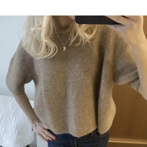 Stickad t-shirt  - Säljer min stickade t-shirt från Lindex premium collection, nypris är 500 säljer nu för 300✨🤍💘