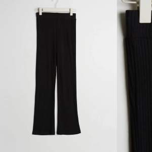 Säljer dessa ribbade byxor ”stina rib trousers” från ginatricot.  De är slutsålda på hemsidan!! 