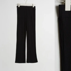 Ribbade byxor  - Säljer dessa ribbade byxor ”stina rib trousers” från ginatricot.  De är slutsålda på hemsidan!! 