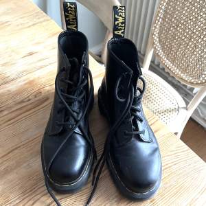 Dr. Martens 101 Bex med 6 snörhål. Inköpta 2021 men tyvärr bara använda typ 3-4 gånger. De har några smårepor längst fram men annars i väldigt gott skick. Köptes för 2045kr!