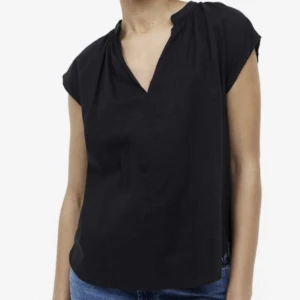 Svart blus💕 - Säljer denna svarta blus aldrig använd endast testad💕