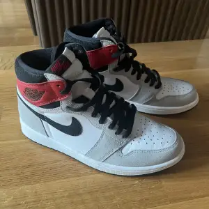 Air Jordan 1 Retro High OG ‘Smoke Grey, använda fåtal gånger , storlek 42,5. Köpta på plugmeplease i Stockholm, vita snören och låda medföljer. Pris kan diskuteras, kvitto finns 