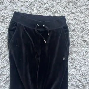 Hej! Ni säljer jag dom här fina juicy byxorna! Jag säljer dom då dom blivit försmå för mig. Om det är någon som vill köpa då skriv till mig ❤️❤️  - Storlek xxs 