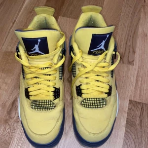 Jordan 4s Retro lightning - Storlek 44,5 , Skorna är i bra skick , Kvitto kommer digitalt✅
