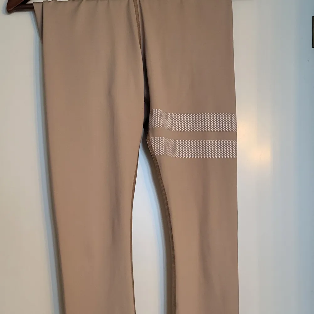 Tights från stronger använda 1 gång, nyskick. Storlek S. . Farkut & Housut.